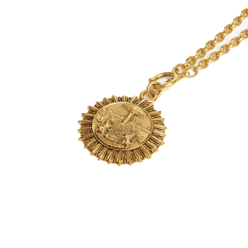 VINTAGE CHANEL MEDALLION PENDANT NECKLACE - Beg Borrow Steal Studio