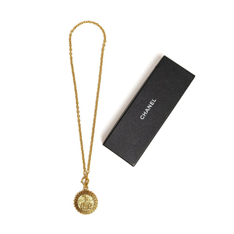 VINTAGE CHANEL MEDALLION PENDANT NECKLACE - Beg Borrow Steal Studio